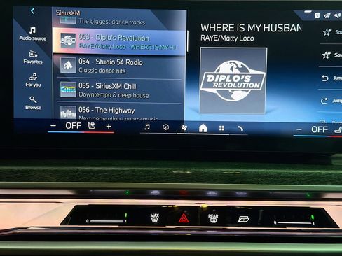 New 2026 BMW 750e xDrive image 28