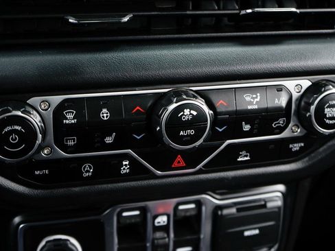 Used 2024 Jeep Gladiator Rubicon w/ Convenience Group AWD/4WD image 32