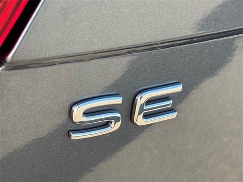 Used 2022 Volkswagen Tiguan SE R-Line image 10