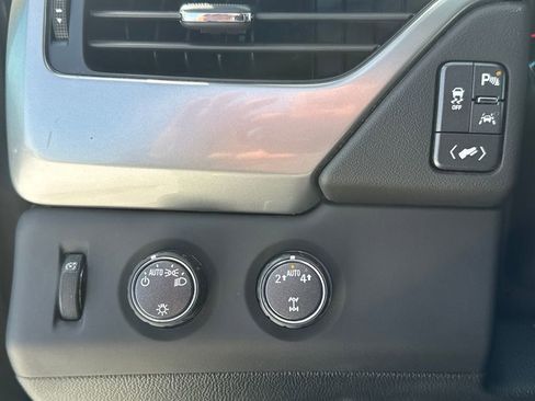 Used 2019 Chevrolet Suburban LT image 24