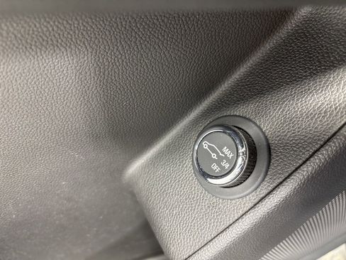 Used 2023 Chevrolet Traverse LT image 33