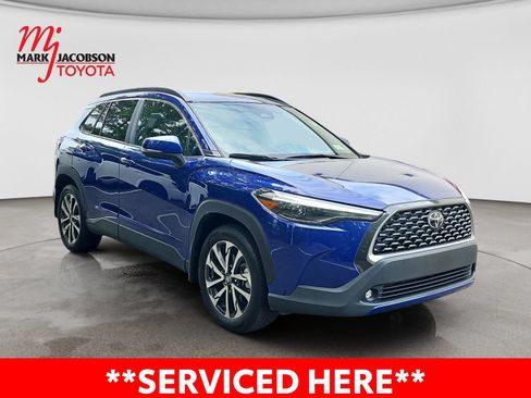 Used 2023 Toyota Corolla Cross XLE w/ Convenience Package AWD/4WD image 6