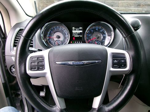 Used 2015 Chrysler Town & Country Touring-L w/ Driver Convenience Group image 20