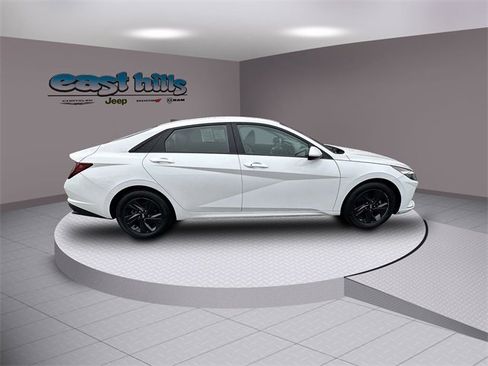 Used 2022 Hyundai Elantra SEL w/ Convenience Package image 2