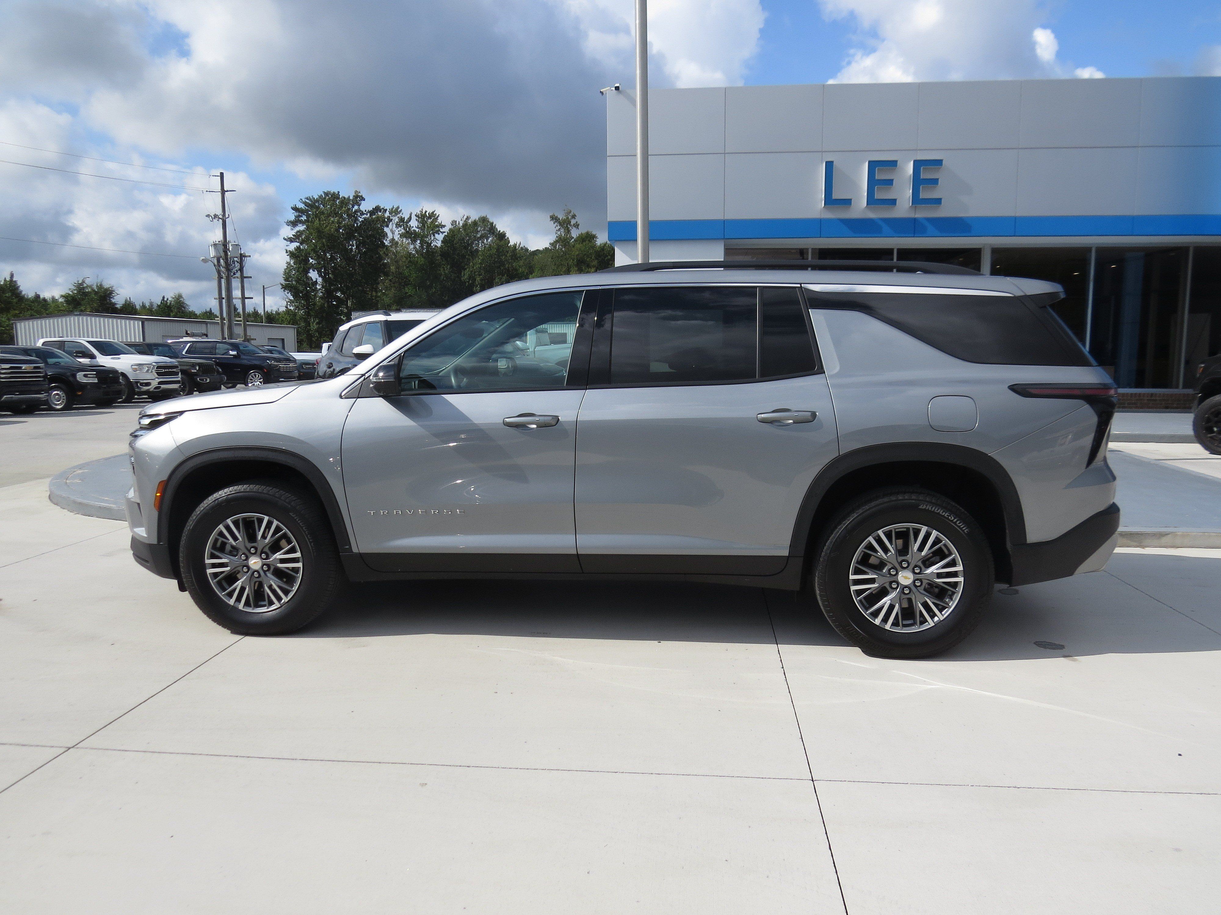 Used 2026 Chevrolet Traverse LT w/ Driver Confidence Package FWD image 8