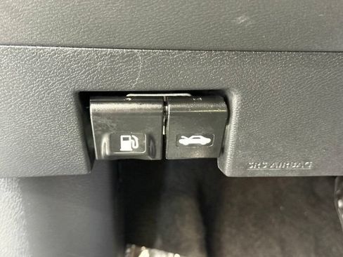 Used 2025 Nissan Versa SV FWD image 30