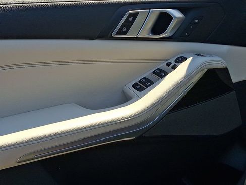 Used 2021 BMW X5 xDrive40i w/ M Sport Package AWD/4WD image 13
