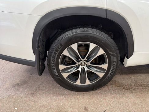 Used 2022 Toyota Highlander XLE image 27