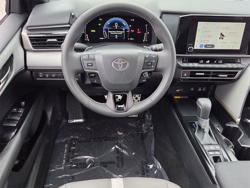 Used 2025 Toyota Camry SE image 7