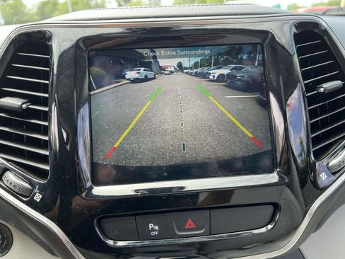 Used 2019 Jeep Cherokee Limited image 24