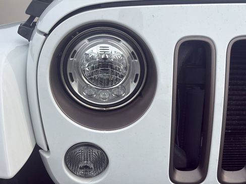 Used 2018 Jeep Wrangler Unlimited Sport AWD/4WD image 33