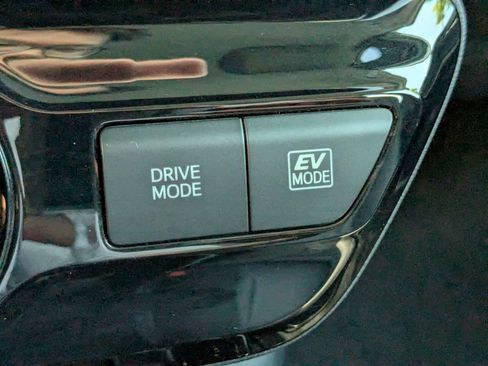 Used 2022 Toyota Prius FWD image 33
