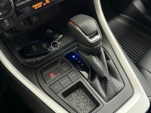 Used 2022 Toyota RAV4 XLE Premium image 27