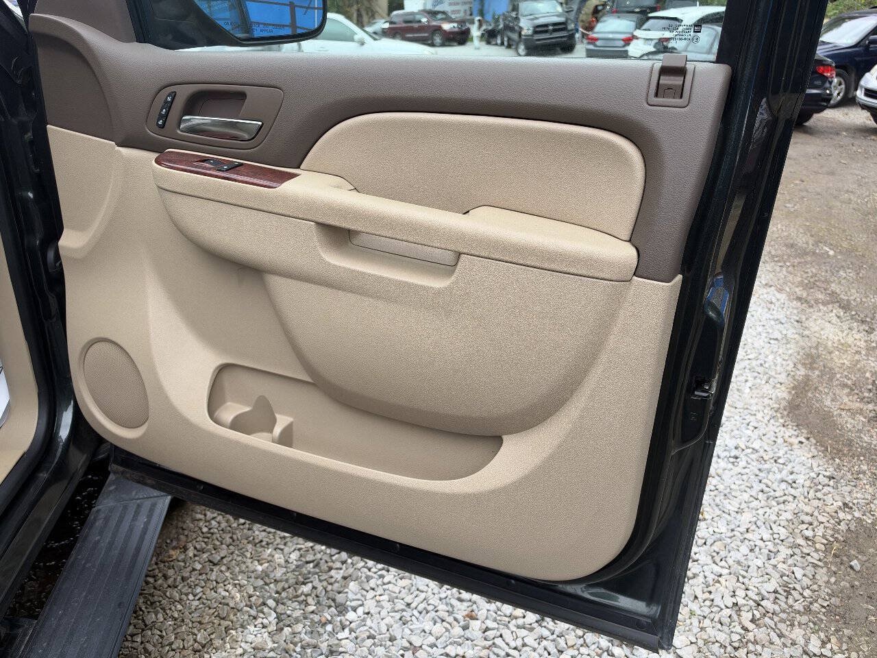 Used 2013 Chevrolet Avalanche LTZ AWD/4WD image 16
