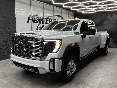 Used 2025 GMC Sierra 3500 Denali w/ Denali Reserve Package AWD/4WD image 1