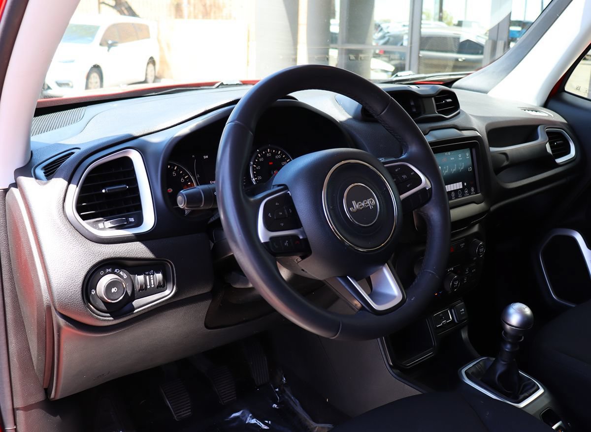 Used 2018 Jeep Renegade Latitude FWD image 39