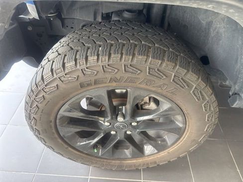 Used 2025 Jeep Gladiator Sport AWD/4WD image 2