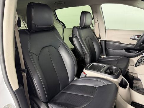 Used 2024 Chrysler Pacifica Touring-L image 24