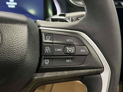 Used 2023 Jeep Grand Cherokee Limited w/ Luxury Tech Group II image 25