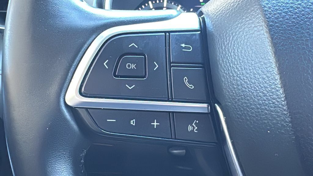 Used 2021 Toyota Highlander XLE FWD image 12