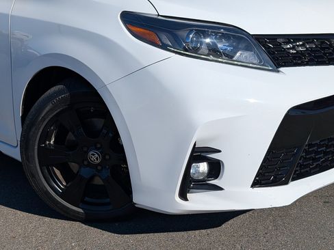Used 2020 Toyota Sienna SE w/ Nightshade Edition FWD image 11