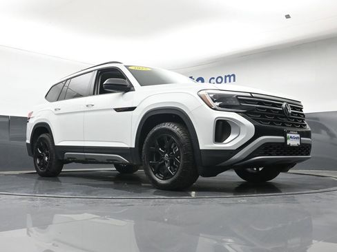 Used 2025 Volkswagen Atlas Peak Edition SE AWD/4WD image 25