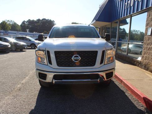 Used 2019 Nissan Titan SV image 2