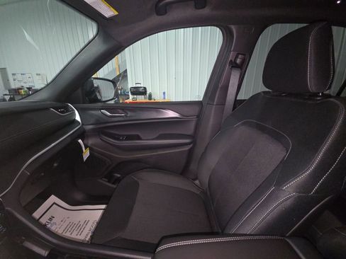 New 2025 Jeep Grand Cherokee L Laredo image 13