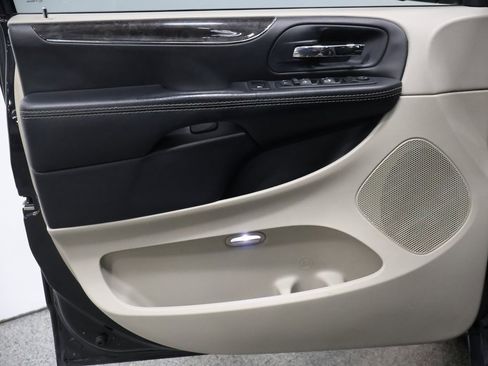 Used 2016 Chrysler Town & Country Touring-L image 12