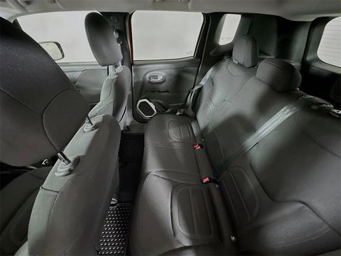 Used 2018 Jeep Renegade Latitude w/ Cold Weather Group image 21