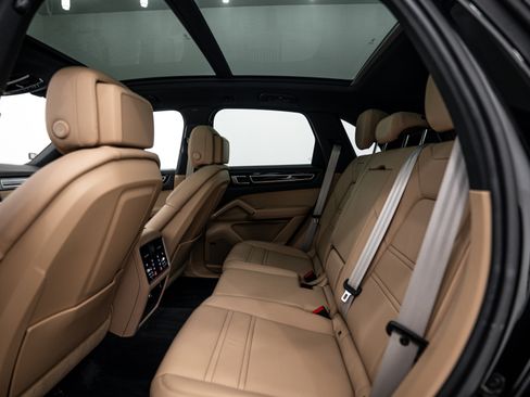 Certified 2023 Porsche Cayenne Platinum Edition AWD/4WD image 22