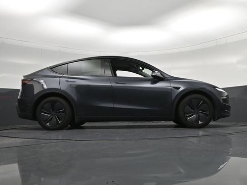 Used 2026 Tesla Model Y 2WD image 28