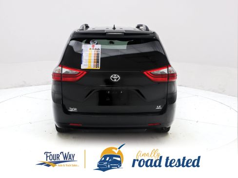 Used 2020 Toyota Sienna LE AWD/4WD image 5
