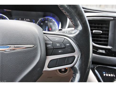 Used 2020 Chrysler Pacifica Touring-L FWD image 20