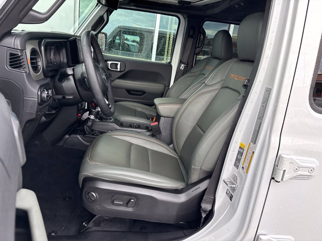 Used 2025 Jeep Gladiator Mojave AWD/4WD image 13