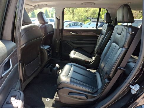 Used 2023 Jeep Grand Cherokee L Limited w/ Black Appearance Package AWD/4WD image 9