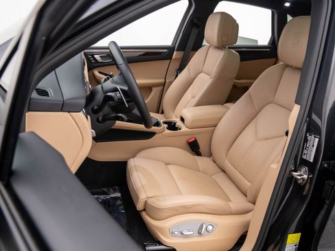 Certified 2025 Porsche Macan image 5
