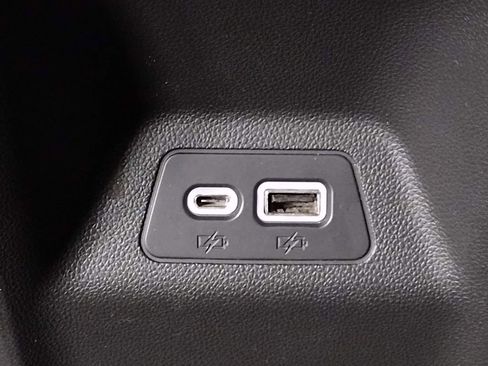Used 2023 Buick Envision Essence image 39