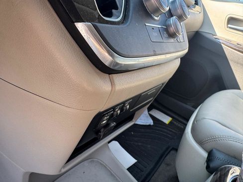 Used 2017 Toyota Sienna XLE w/ XLE Navigation Package FWD image 15