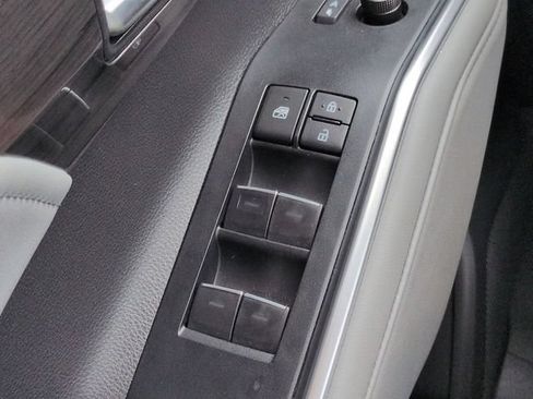 Used 2024 Toyota Highlander Limited FWD image 25