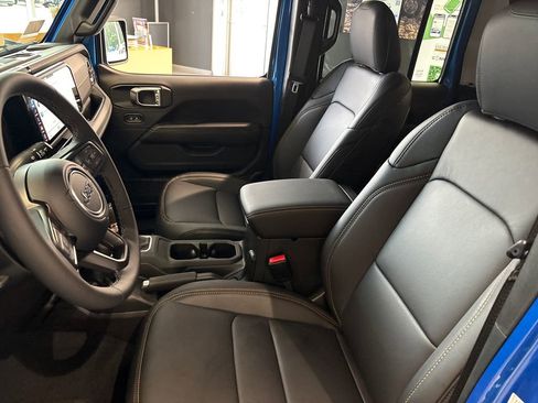 New 2025 Jeep Gladiator Sport image 11