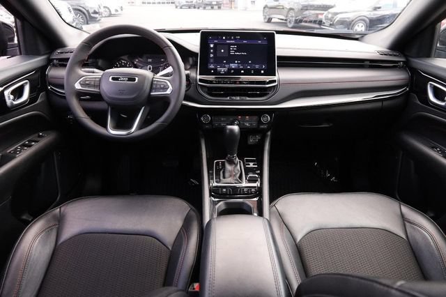 Used 2025 Jeep Compass Trailhawk AWD/4WD image 21