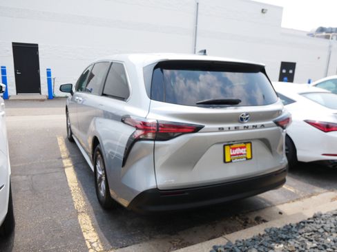 Used 2021 Toyota Sienna LE AWD/4WD image 4