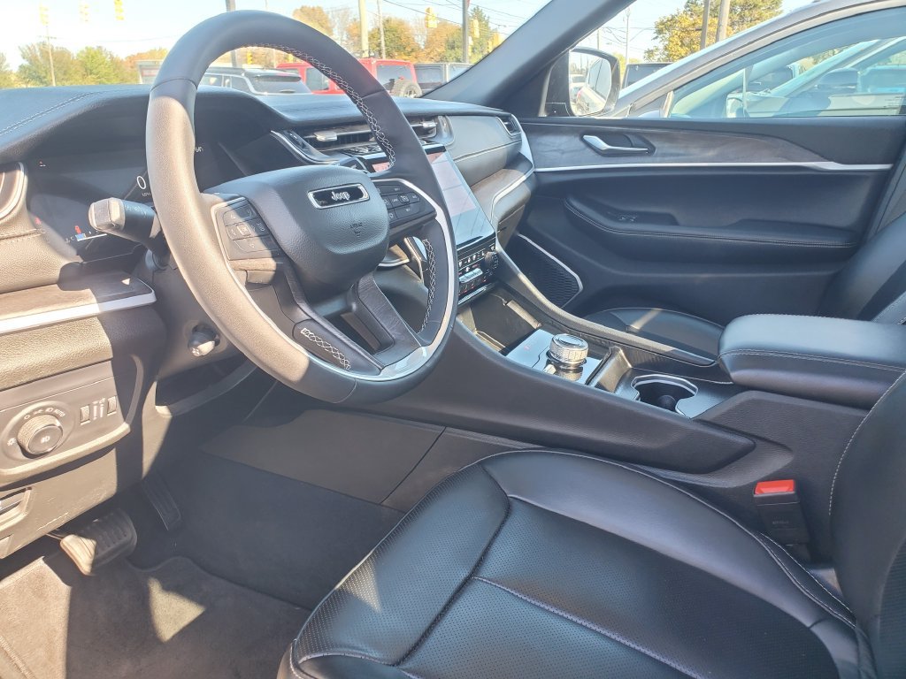 Used 2025 Jeep Grand Cherokee Limited w/ Luxury Tech Group II AWD/4WD image 8