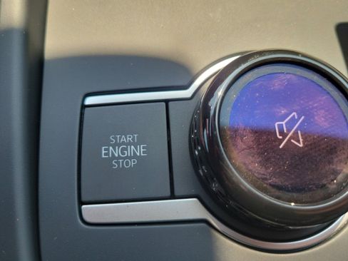 Certified 2025 Volkswagen Tiguan SE image 22