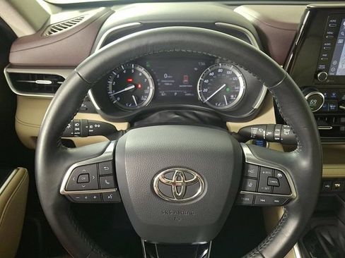 Used 2020 Toyota Highlander XLE AWD/4WD image 19