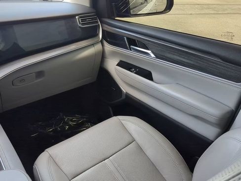 Used 2023 Jeep Wagoneer L Series II w/ Premium Group I AWD/4WD image 19