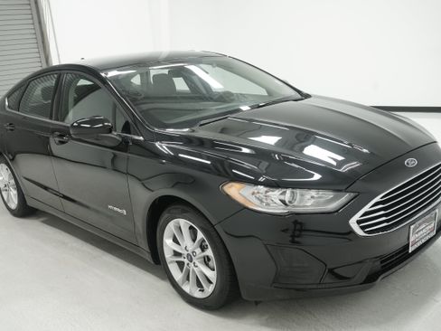 Used 2019 Ford Fusion SE FWD image 3