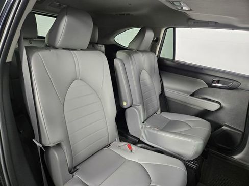Used 2024 Toyota Highlander XLE image 15