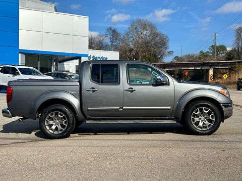 Used 2017 Nissan Frontier SL image 2